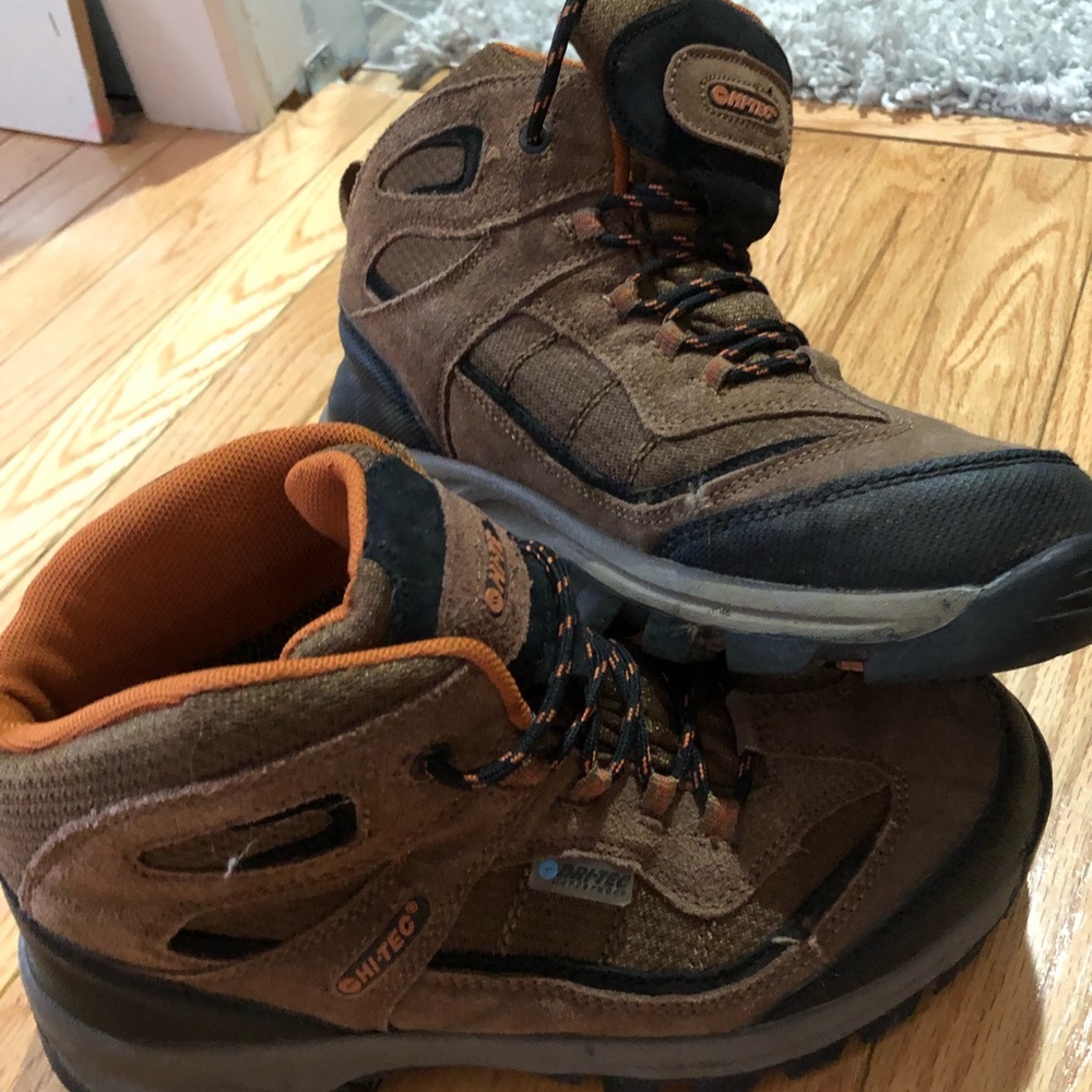 HI-TEC BOYS BOOTS.  Size 7.  EUC